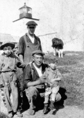 Photo: John Purington and children, circa 1920